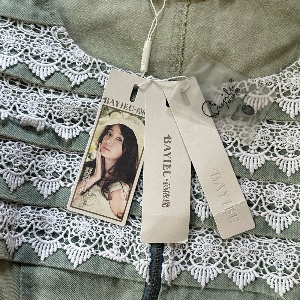 Green denim jacket with lace sleeves - Picture 5 of 6